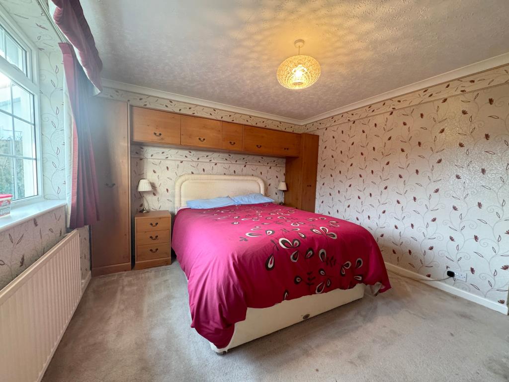 Lot: 130 - DETACHED BUNGALOW WITH GARDENS AND PARKING REQUIRING IMPROVEMENT - Bedroom